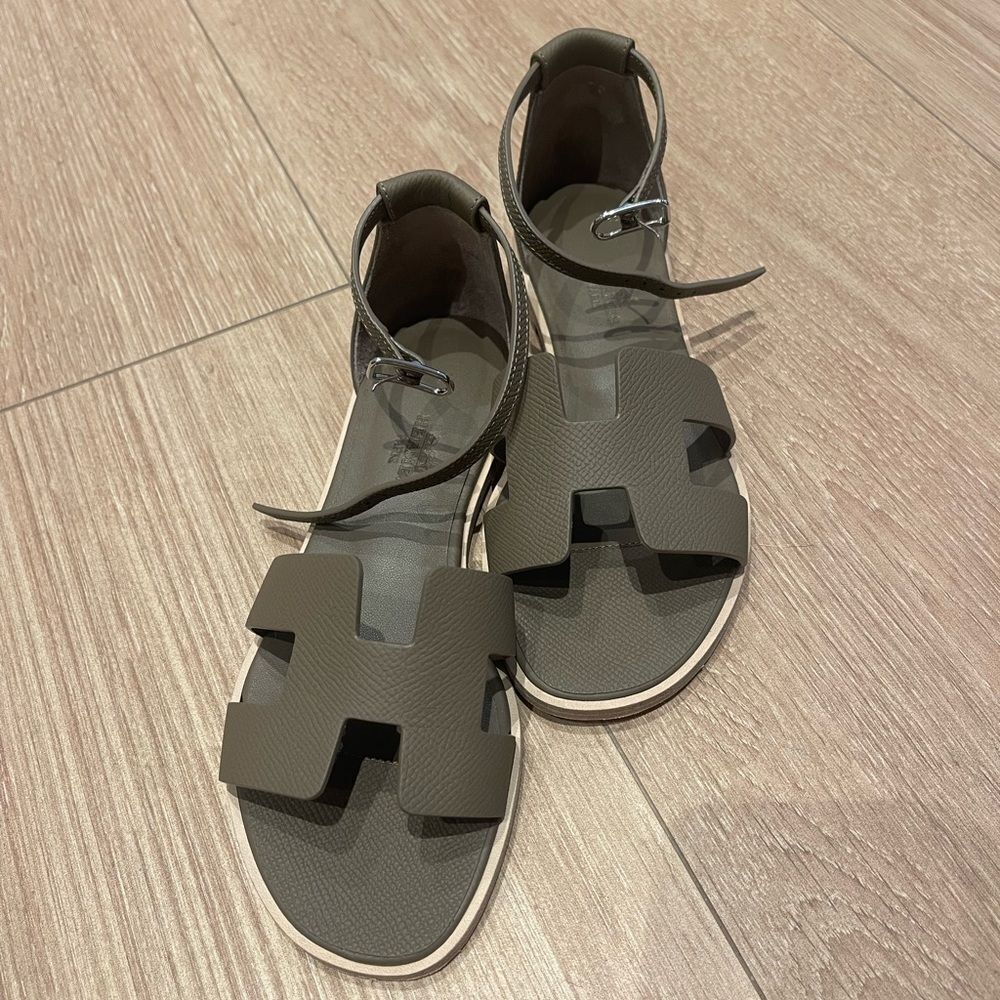 NWT Hermes sandals. Size 5.